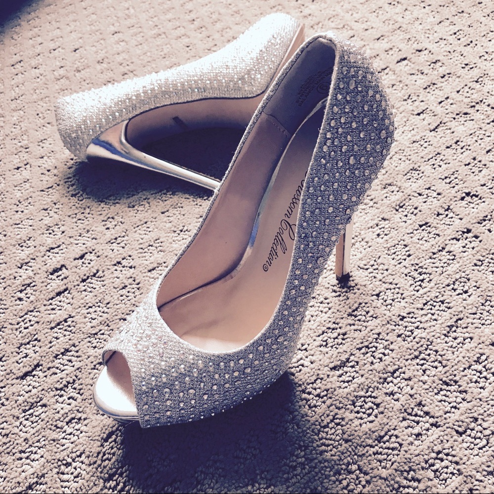 🎉Host Pick🎉 NEW Studded Heels...